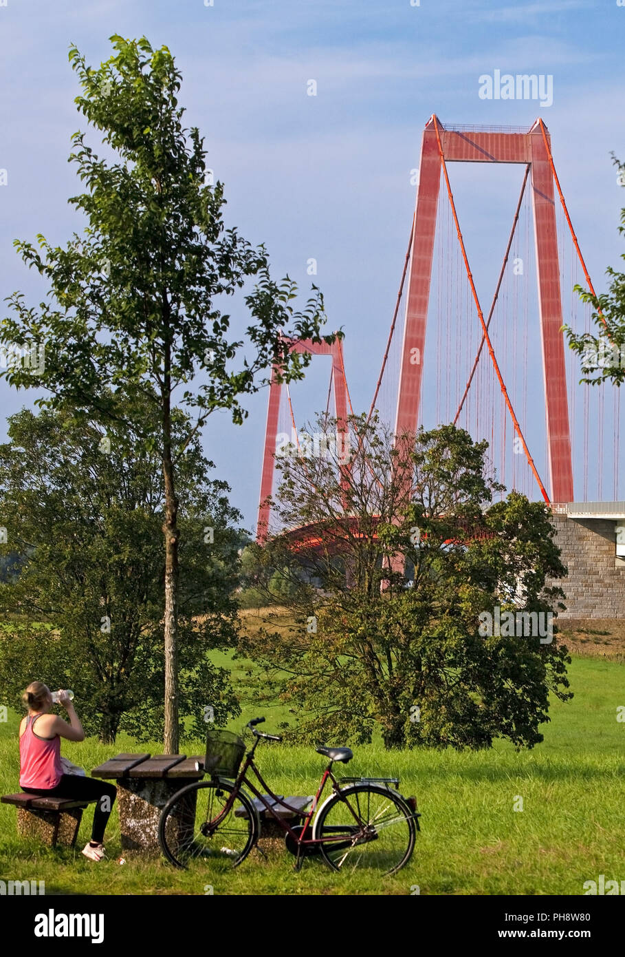 Radfahrer mit einer Unterbrechung, Rhein Brücke, Emmerich Stockfoto