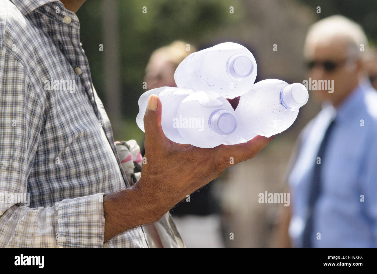 Hausierer verkaufen Wasser entlang der Straßen in Italien Stockfoto