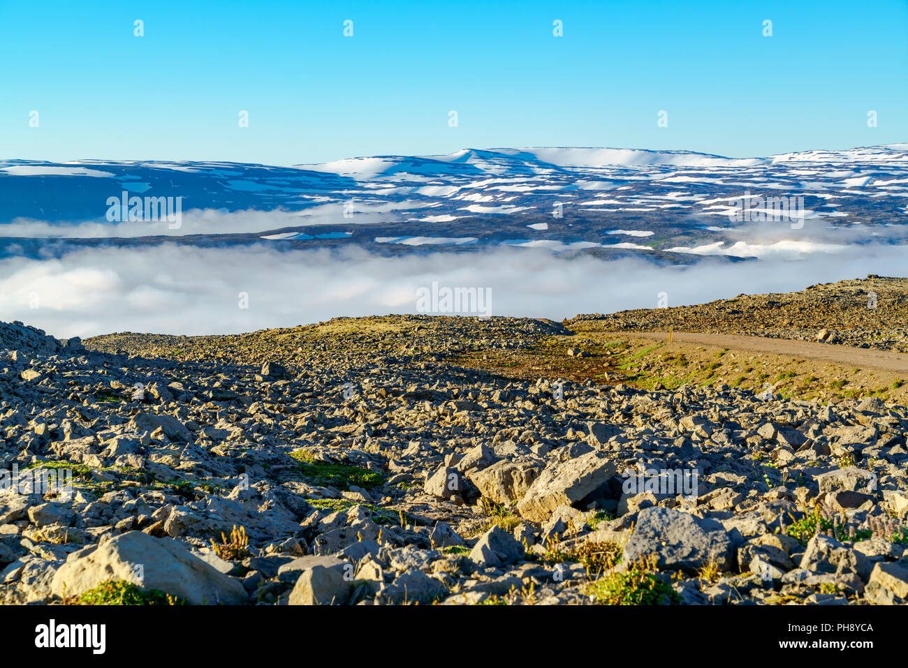 Blick auf die Berge mit Schnee in Island Stockfoto