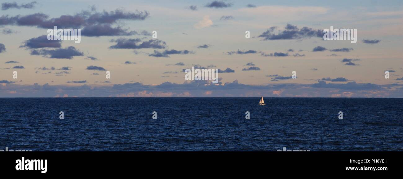Segelboot und Weite des Pazifischen Ozeans Stockfoto