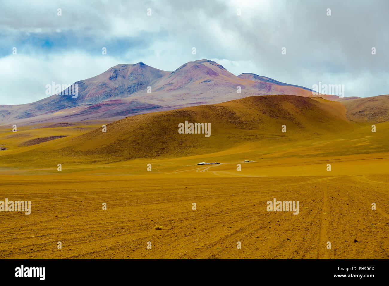 Blick auf die Berge und Wüste im Salar de Uyuni Stockfoto