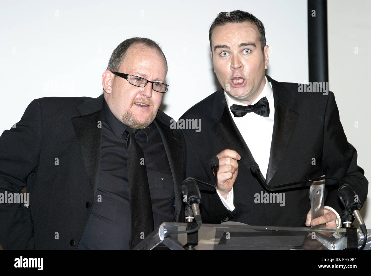 Ford Kiernan und Greg Hemphill mit ihren BAFTA-Award für die beste Comedy Show, noch Spiel, im Fernsehen im Jahr 2004. Das Duo sind hinter einer der beliebtesten, ausdauernd und beliebtesten Comedy Shows im Fernsehen. Stockfoto