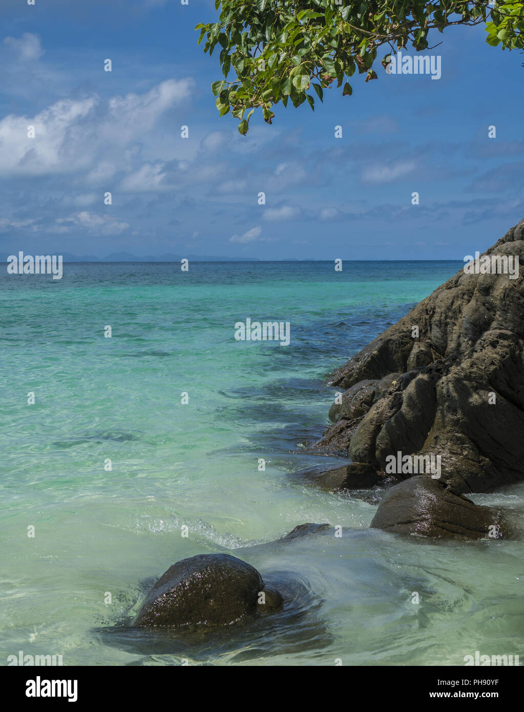 Schöne Aussicht vom Strand von tropischen Insel. Stockfoto