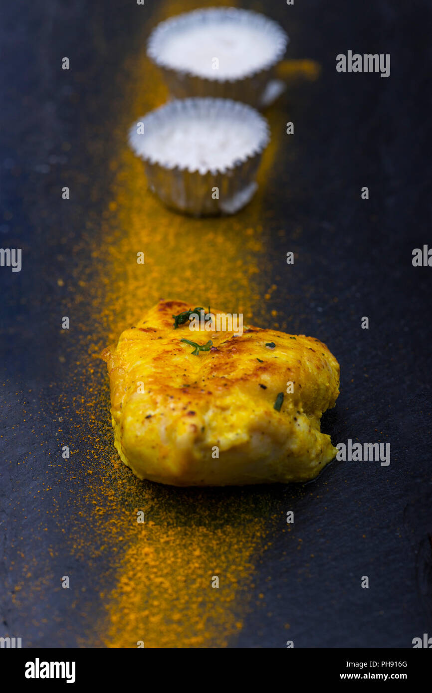 Gegrilltes Hähnchen mit Curry Pulver Stockfoto