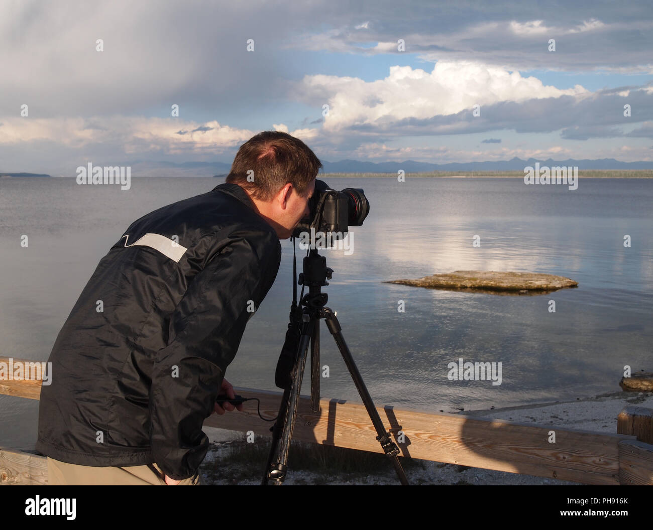 Mann, Foto, See mit Kamera auf Stativ montiert Stockfoto