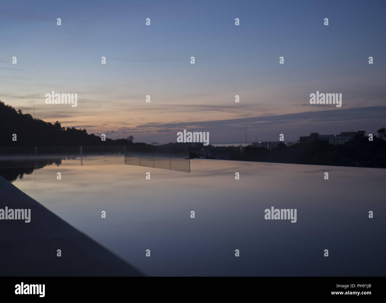 Silhouette der Stadt bei Sonnenaufgang Blick vom Infinity Pool Stockfoto