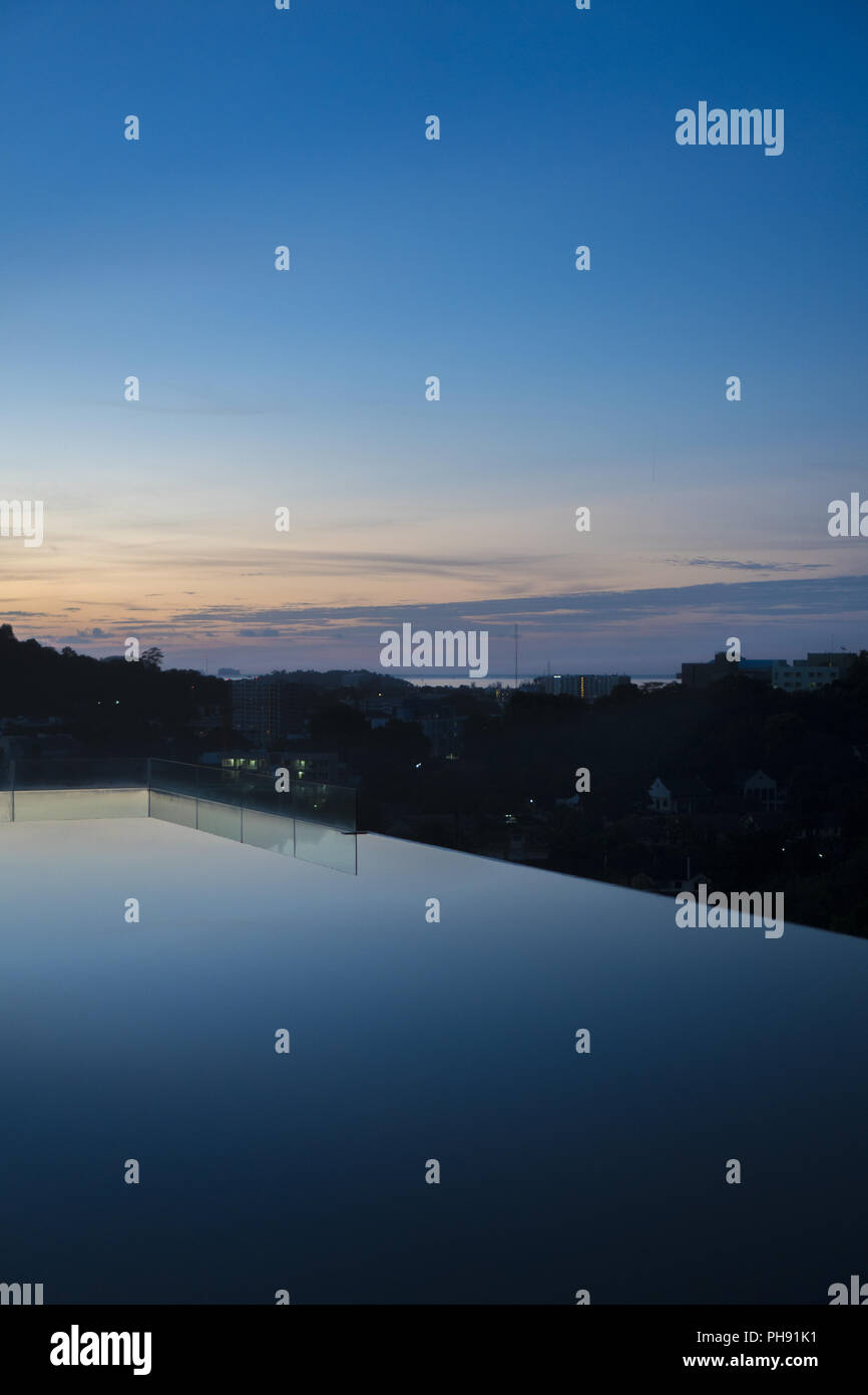 Silhouette der Stadt bei Sonnenaufgang Blick vom Infinity Pool Stockfoto