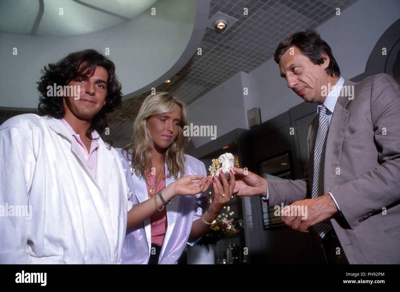 Thomas Anders, Sänger der Band 'Modern Talking', beim Einkaufen mit Freundin Nora Balling in Koblenz, Deutschland 1985. Thomas Anders, Sänger der b Stockfoto