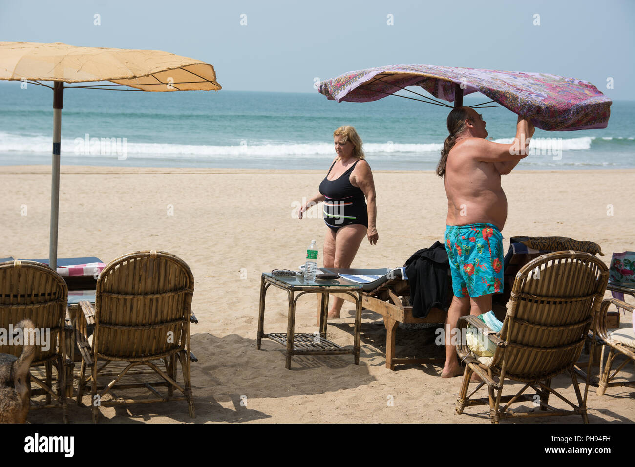 Goa, Indien - 8. Juli 2018 - Touristen auf Om Beach in der Nähe von Gokarna - Indien Stockfoto