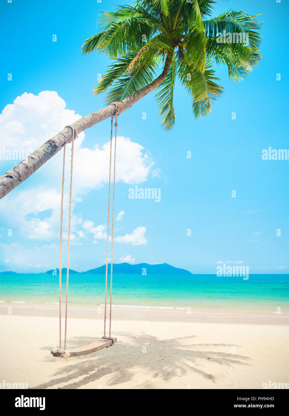 Wunderschönen tropischen Insel Strand mit Kokospalmen und Schaukel Stockfoto