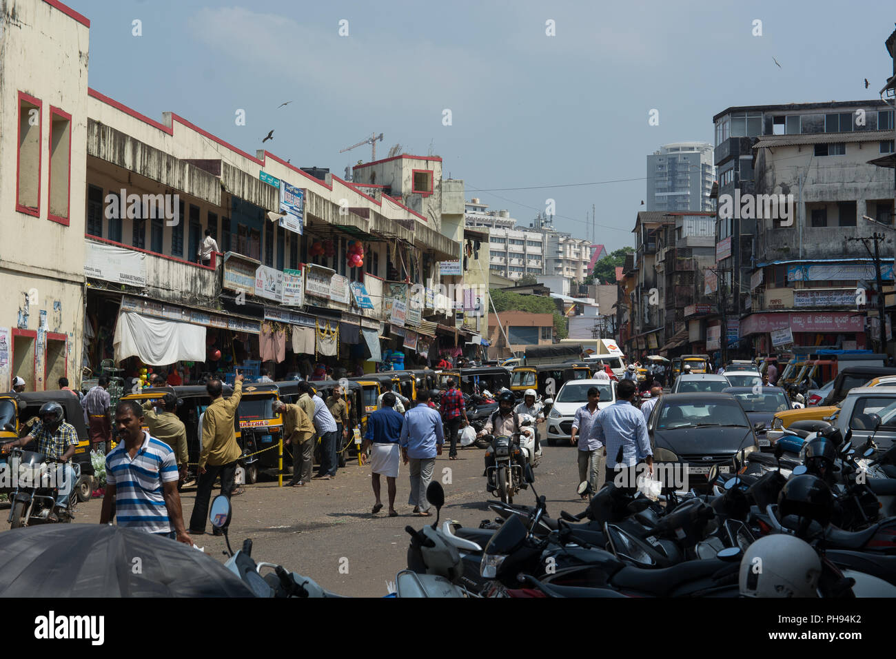 Mangalore, Indien - 8. Juli 2018 - Typische Verkehrssituation auf indischen Straße in Mangalore Stockfoto