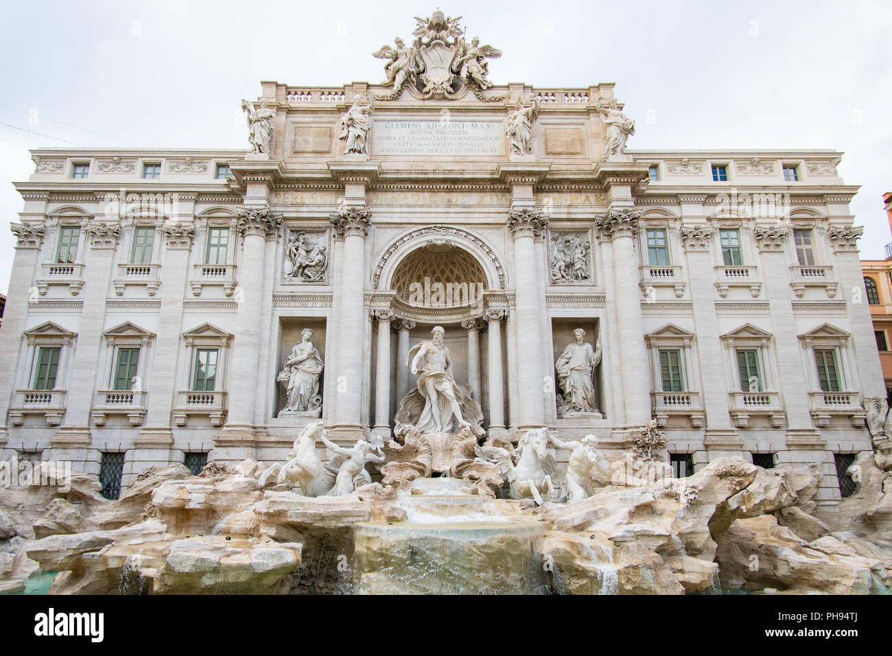 Der Trevi Brunnen mit Oceanus, Gott des Meeres, in der Mitte in Rom, Italien Stockfoto