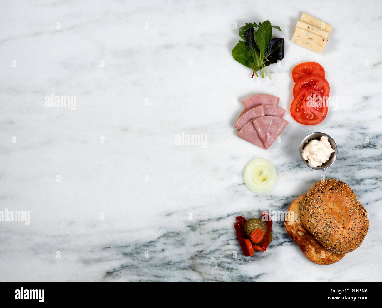 Sandwich Zutaten auf weißem Marmor Stein Hintergrund Stockfoto