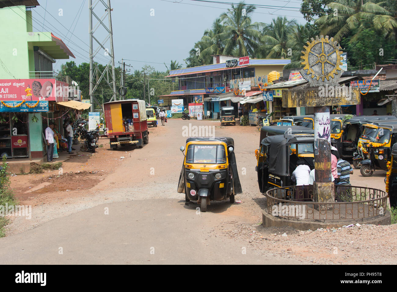 Goa, Indien - 8. Juli 2018 - Typische Verkehrssituation mit Tuc-tuc auf indischen Straße in Canacona - Goa Stockfoto