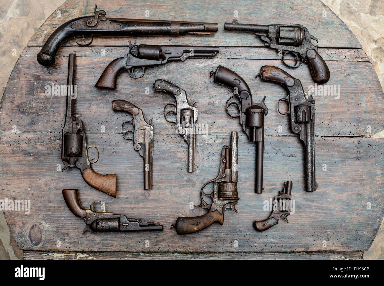 Verschiedene Arten von Waffen in der Nähe zu sehen, gegen Holz- Hintergrund  Stockfotografie - Alamy