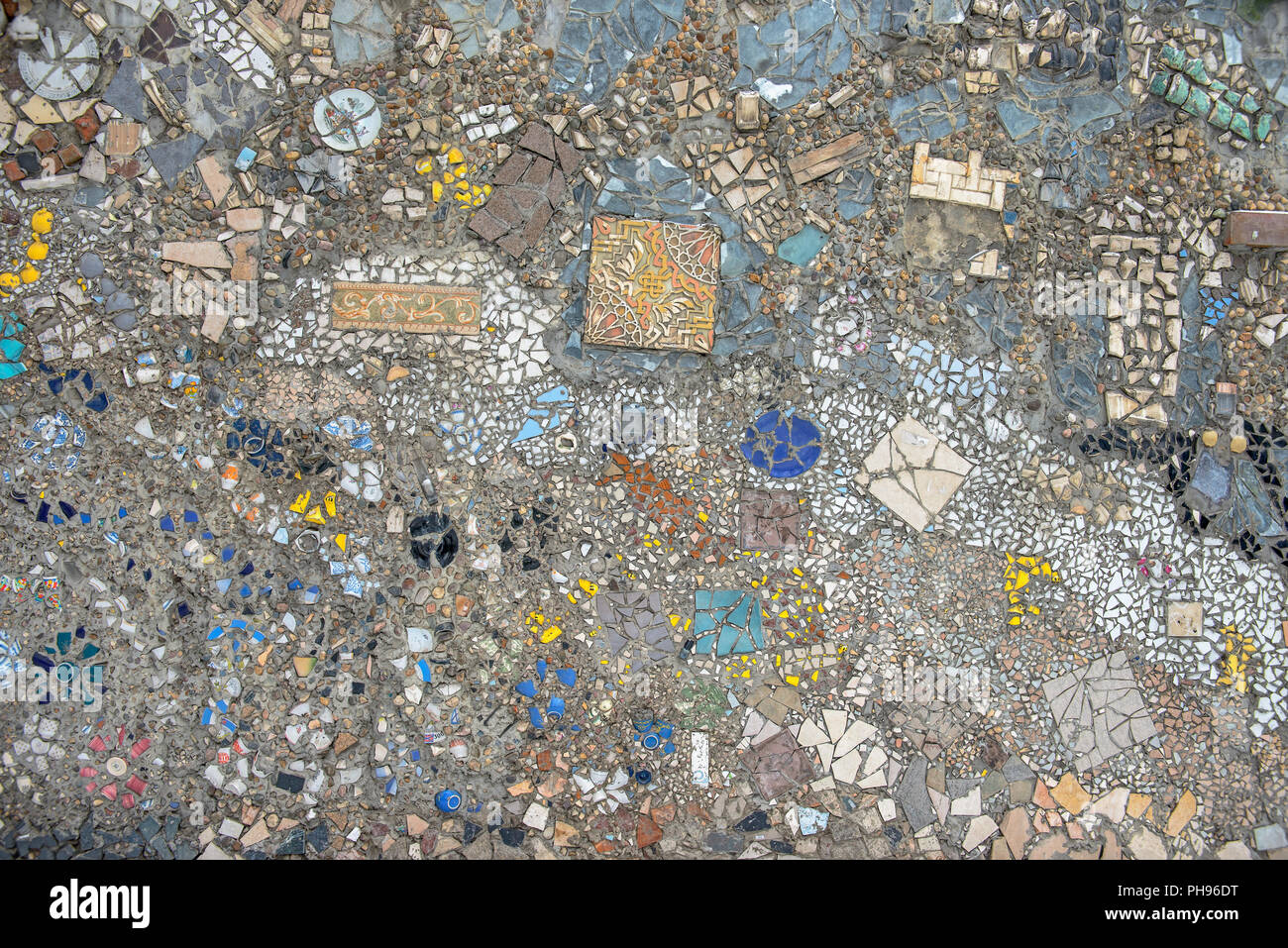 Wand aus bunten Mosaik Splitter Stockfoto