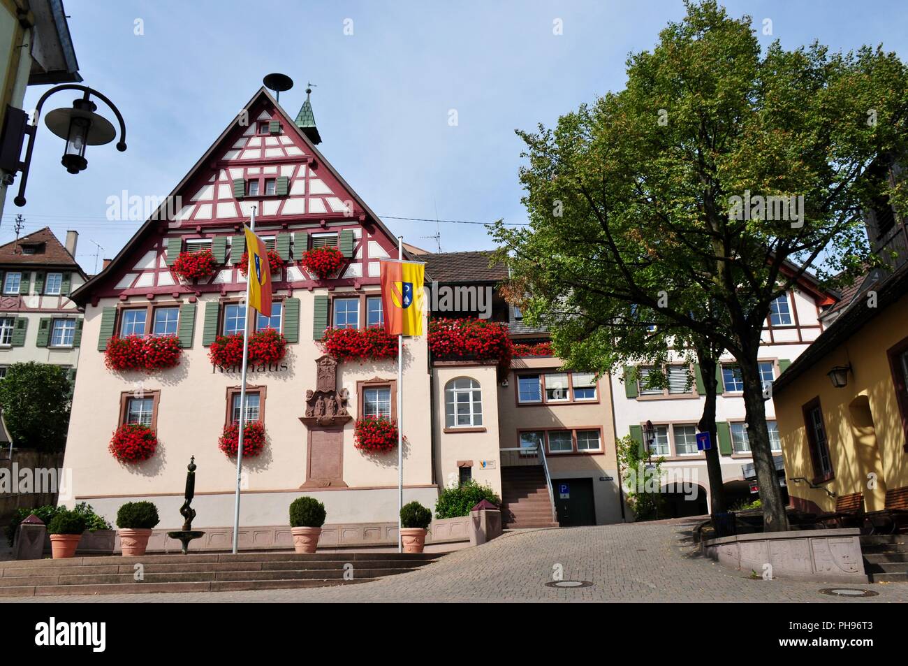 Rathaus von einer Kleinstadt Stockfoto