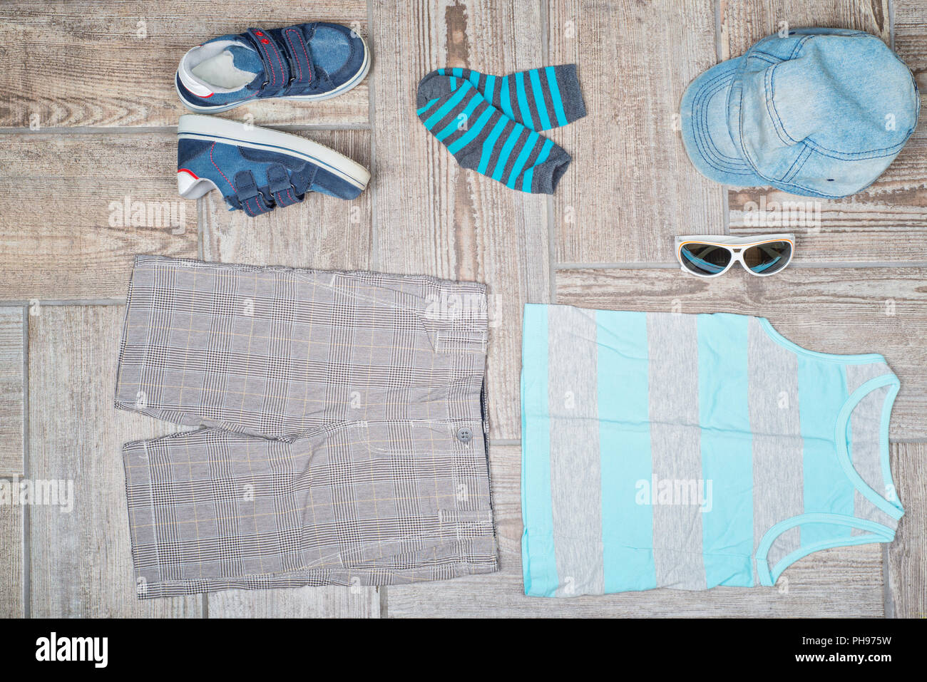 Flach Fotografie der Boy #39; s casual Outfit. Stockfoto