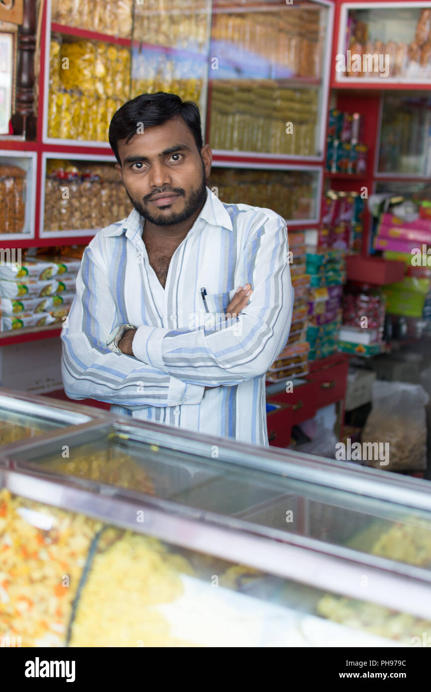 Mumbai, Indien - Juli 8, 2018-Anbieter auf den Verkauf von Süßigkeiten und Nahrungsmittel - Indien Stockfoto