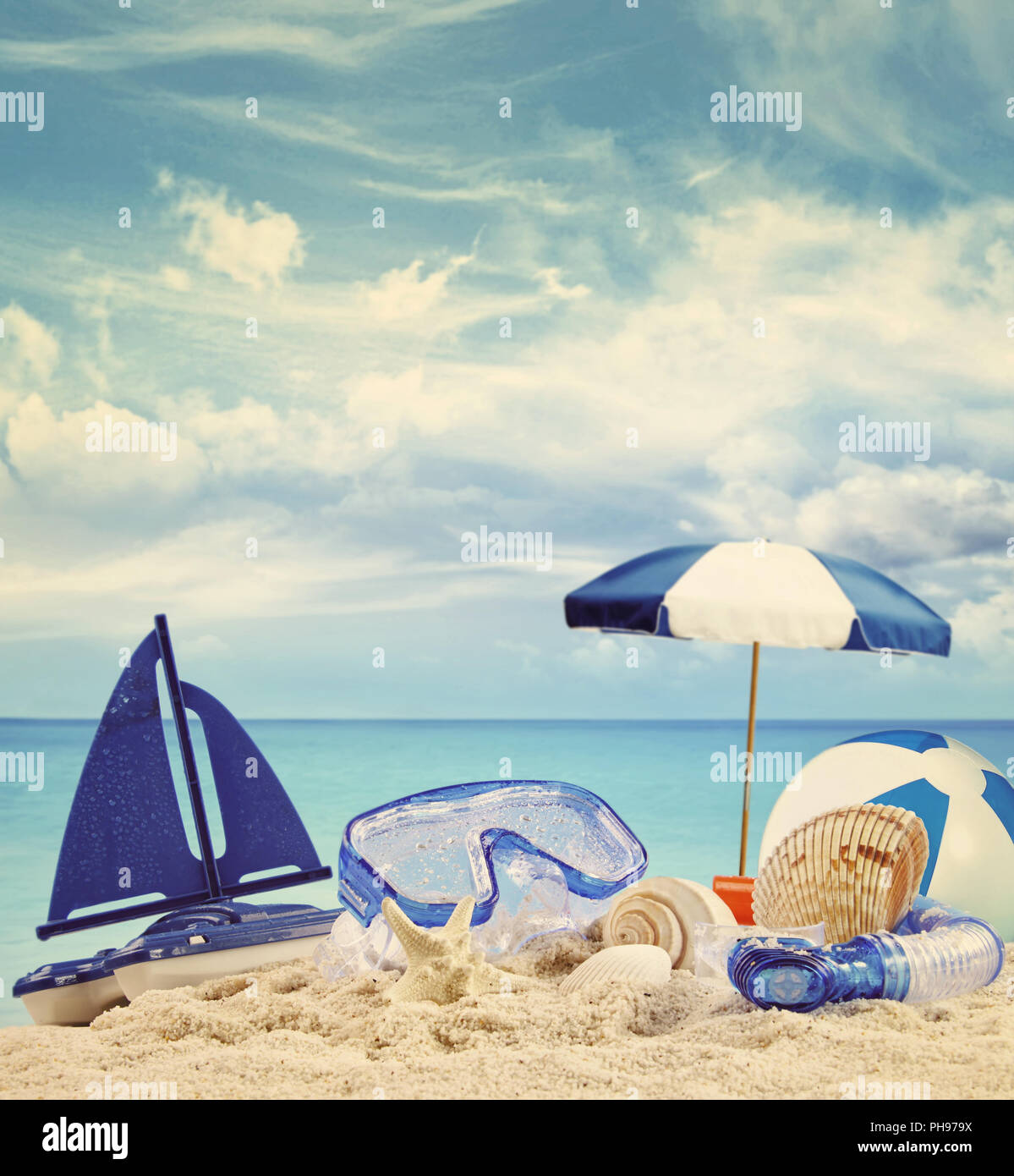 Strand Spielzeug am Sandstrand mit blauen Meer im Hintergrund Stockfoto