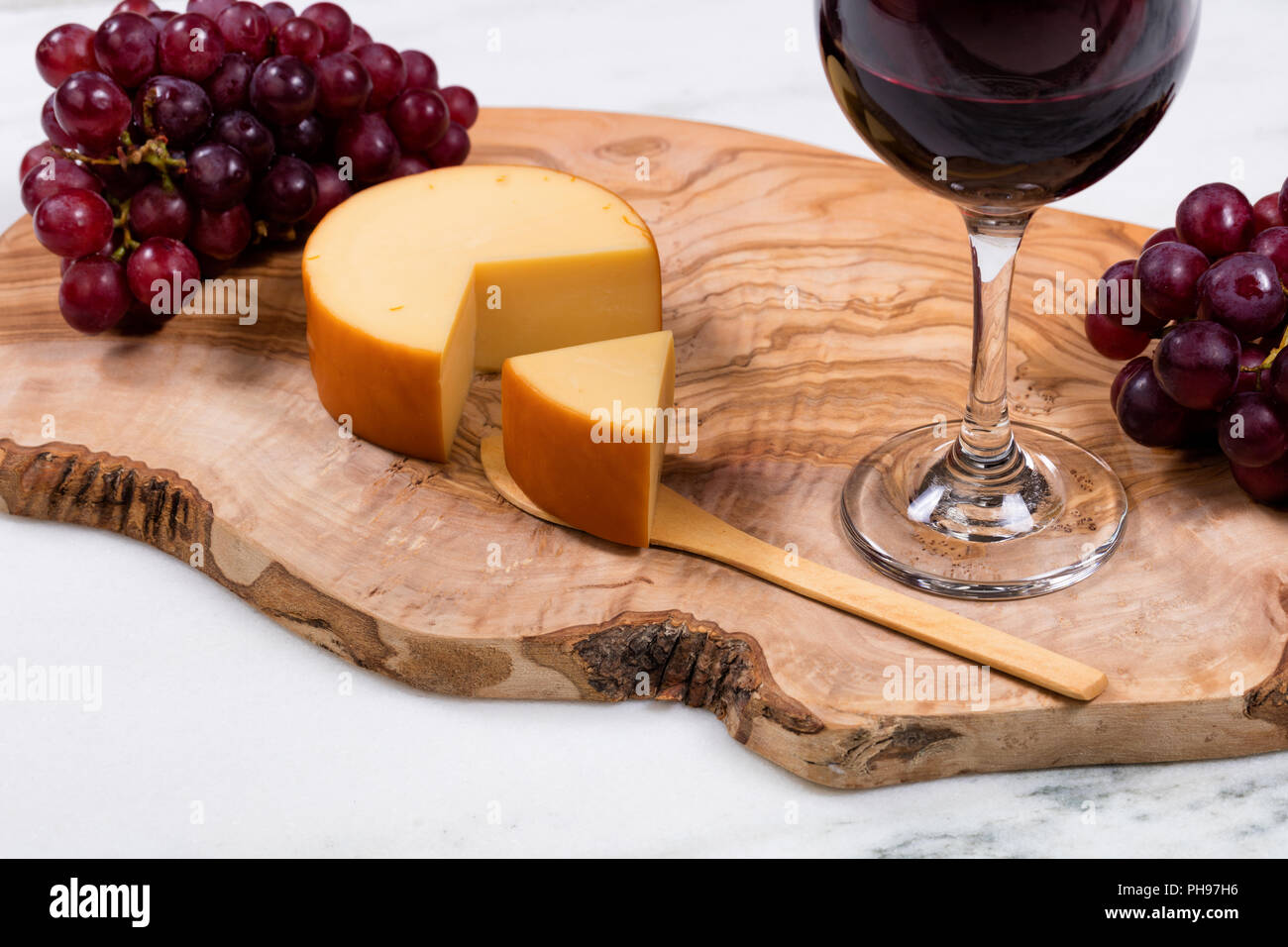 Gourmet Käse mit Wein und Trauben auf Holz- Server Stockfoto