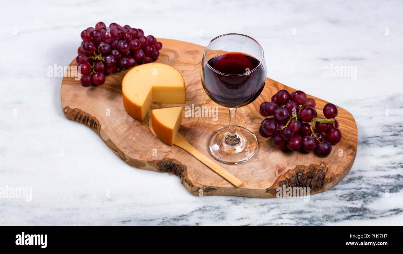 Rotwein mit Gourmet Käse und Trauben auf Holz- Server Stockfoto