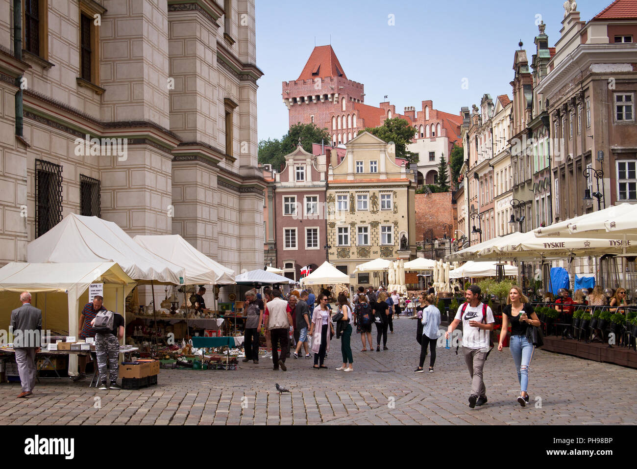 Antike, das Essen und die Stände mit Kunsthandwerk in St. John's Fair (Jarmark swietojanski), Old Market Square, Poznań, Polen. Stockfoto Antike, das Essen und die Stände mit Kunsthandwerk in St. John's Fair (Jarmark swietojanski), Old Market Square, Poznań, Polen. Stockfoto