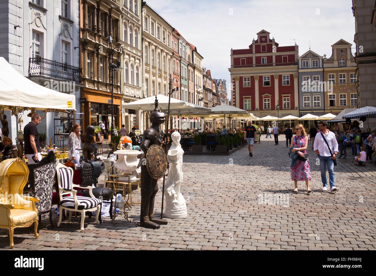 Antike, das Essen und die Stände mit Kunsthandwerk in St. John's Fair (Jarmark swietojanski), Old Market Square, Poznań, Polen. Stockfoto Antike, das Essen und die Stände mit Kunsthandwerk in St. John's Fair (Jarmark swietojanski), Old Market Square, Poznań, Polen. Stockfoto