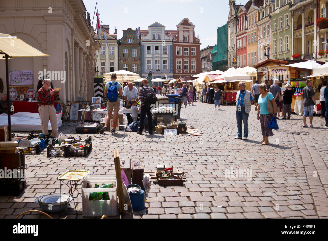 Antike, das Essen und die Stände mit Kunsthandwerk in St. John's Fair (Jarmark swietojanski), Old Market Square, Poznań, Polen. Stockfoto Antike, das Essen und die Stände mit Kunsthandwerk in St. John's Fair (Jarmark swietojanski), Old Market Square, Poznań, Polen. Stockfoto