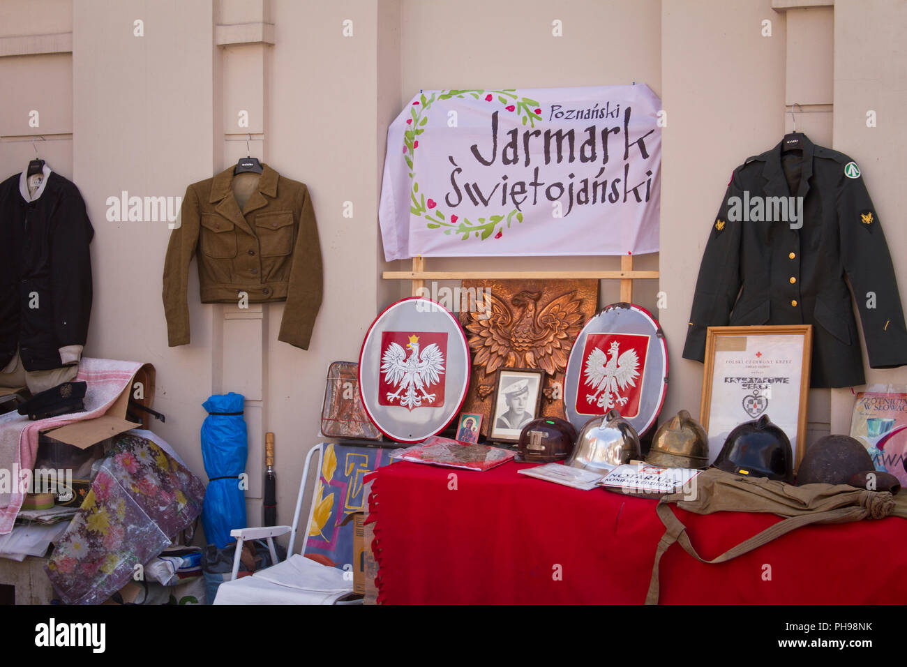 Antike, das Essen und die Stände mit Kunsthandwerk in St. John's Fair (Jarmark swietojanski), Old Market Square, Poznań, Polen. Stockfoto Antike, das Essen und die Stände mit Kunsthandwerk in St. John's Fair (Jarmark swietojanski), Old Market Square, Poznań, Polen. Stockfoto
