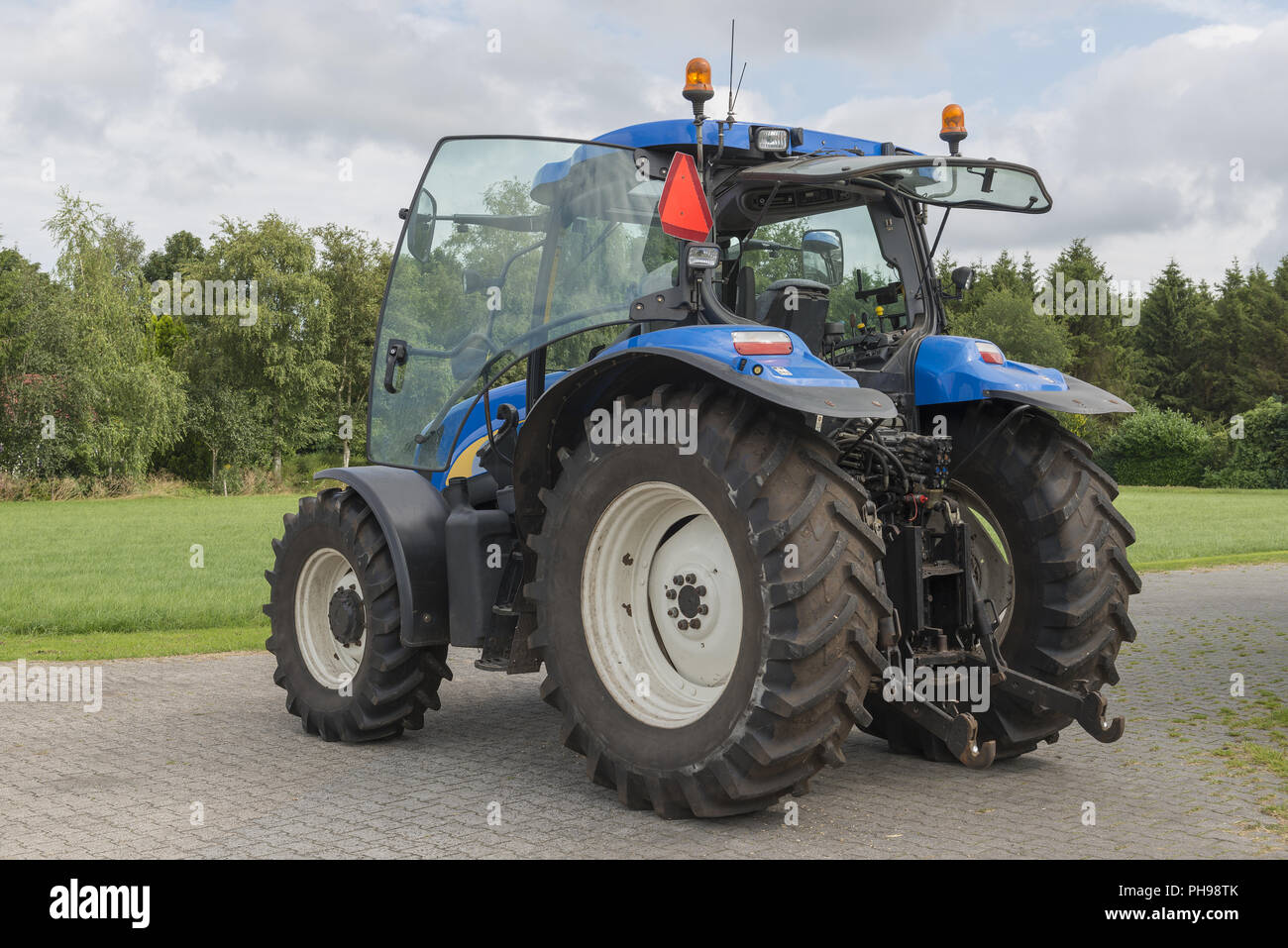 Moderne, in Blau Traktor auf einem Bauernhof Stockfoto