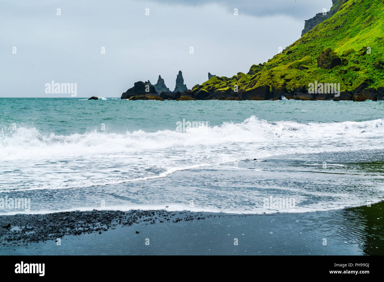 Blick auf Reynisfjall und berühmten reynisdrangar Felsformationen montieren Stockfoto