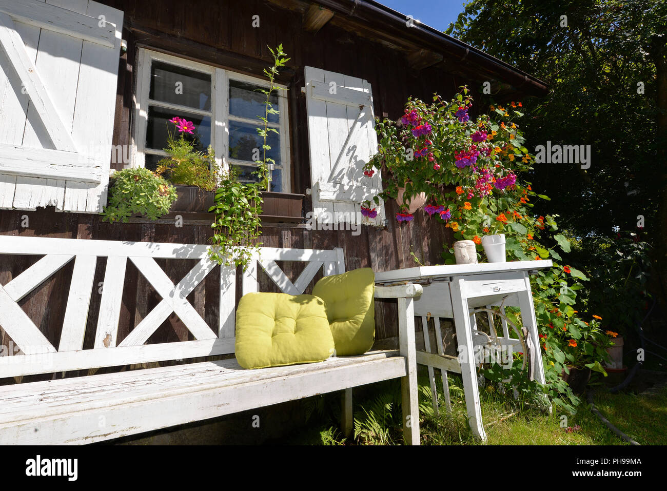Bauerngarten mit bunten blumen Fotos und Bildmaterial in hoher