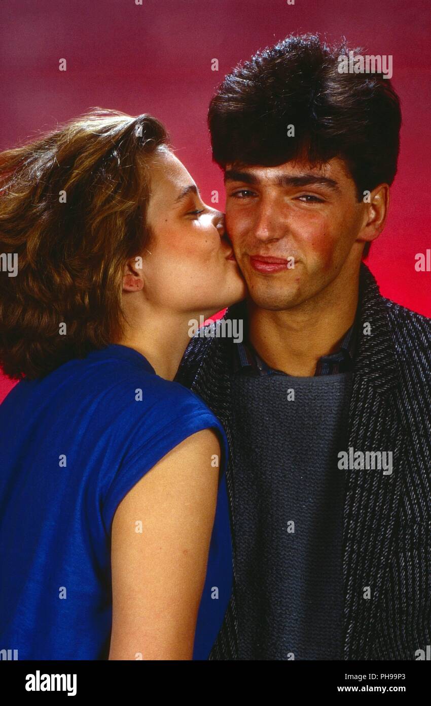 Jenny Jürgens und Modell Marc Altner beim Fotoshooting im Studio in München, Deutschland 1987. Jenny Juergens und Modell Mark Altner während ein Foto sho Stockfoto