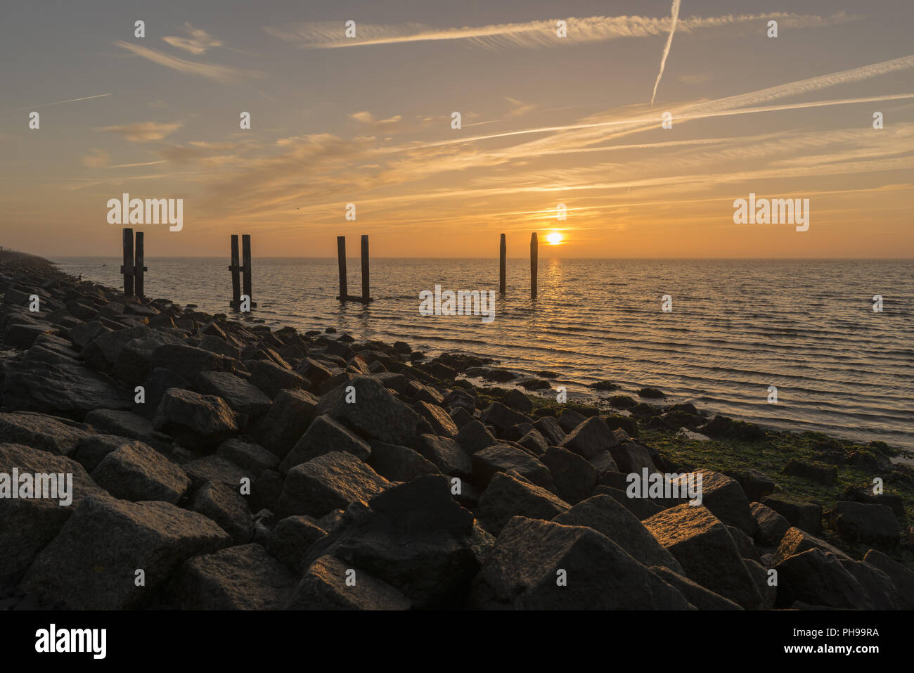 Sonnenaufgang über dem Wattenmeer vom Deich Terschelling Stockfoto