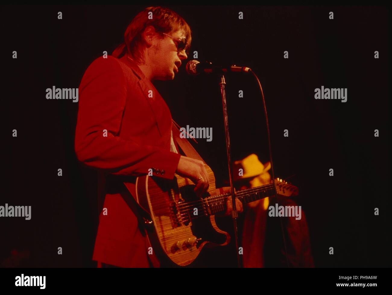 Jocco Abendroth, deutscher Sänger, Gitarrist und Komponist, bei einem Konzert in Deutschland, 1983. Deutscher Sänger, Komponist und Gitarrist Jocco Abendr Stockfoto