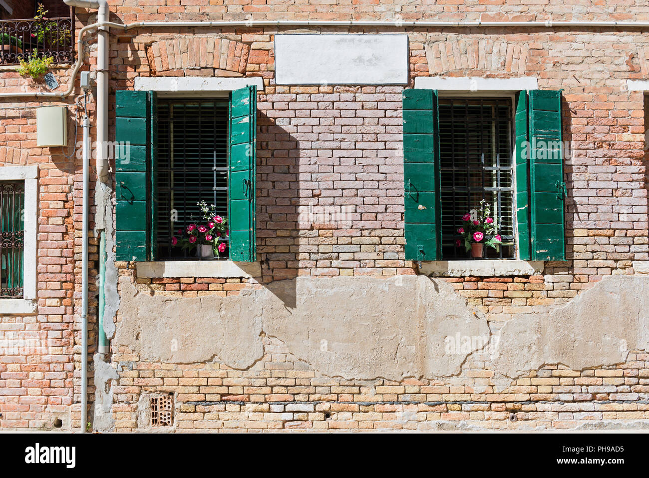 Typische Fenster in einem Haus im alten Europa Stockfoto