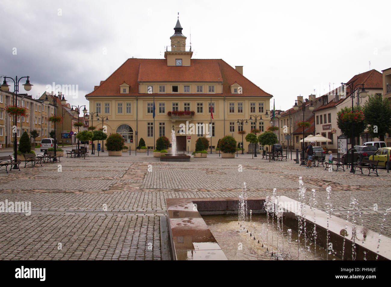 Marktplatz und Rathaus in Olsztynek - eine Stadt, die in Olsztyn Grafschaft, in der Woiwodschaft Pommern in Polen. Stockfoto