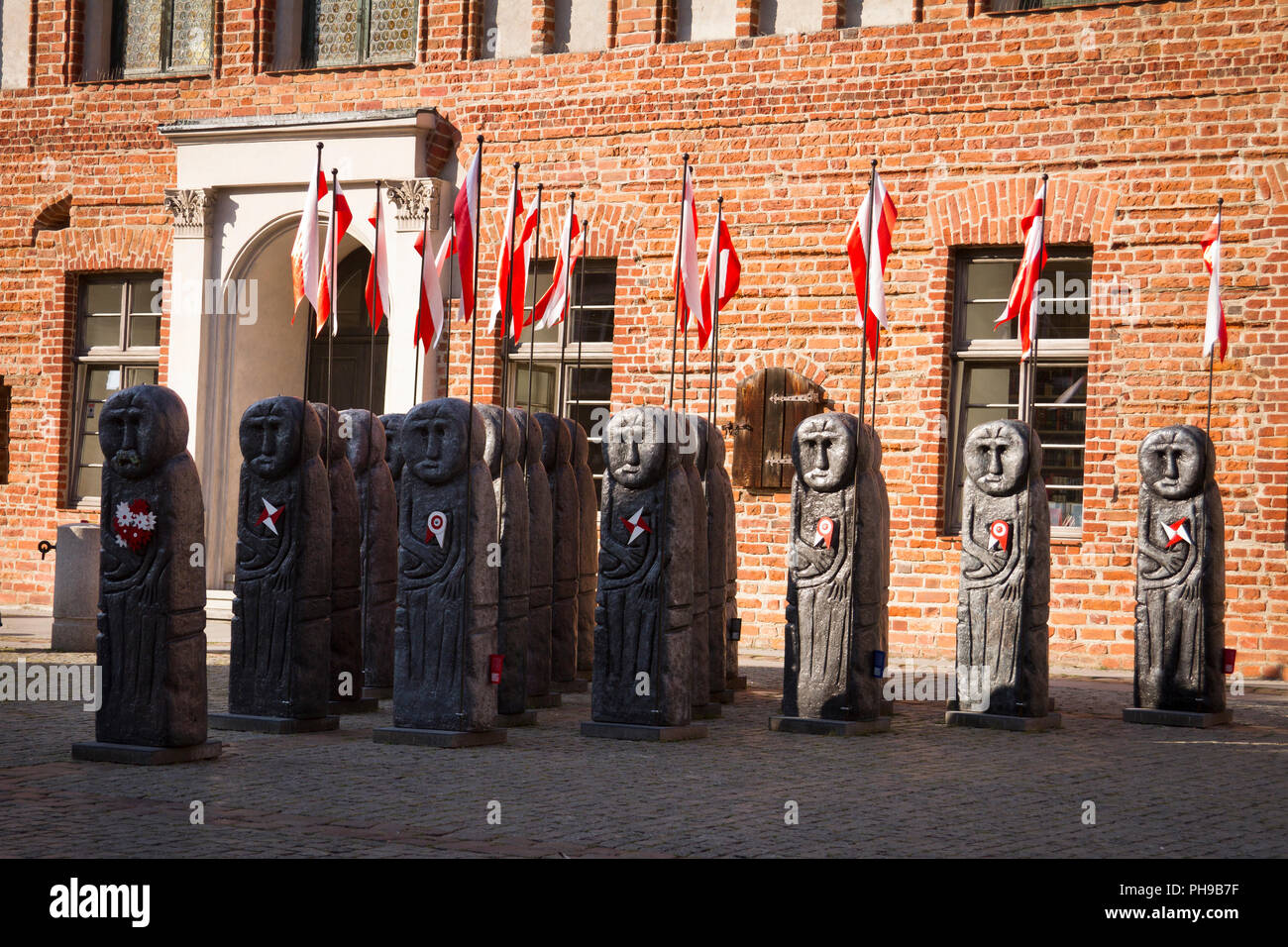 Eine Gruppe von Skulpturen Nachahmung der alten heidnischen Statuen aus Preußen. Olsztyn, Ermland, Polen. Stockfoto