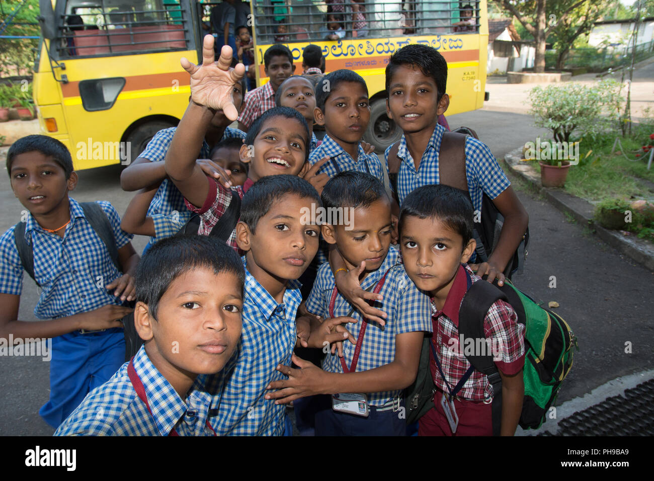 Mumbai, Indien - 8. Juli 2018 - Kinder von Kinder nach Hause warten auf gelben Schulbus durch ein internationales Hilfsprojekt bezahlt Stockfoto