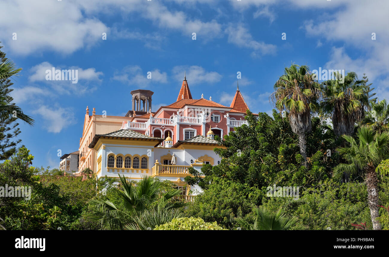 Luxus Villa in tropischem Grün Stockfoto