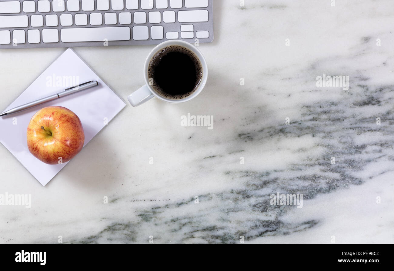 Marmor desktop Oberfläche mit schwarzem Kaffee und Apple Stockfoto