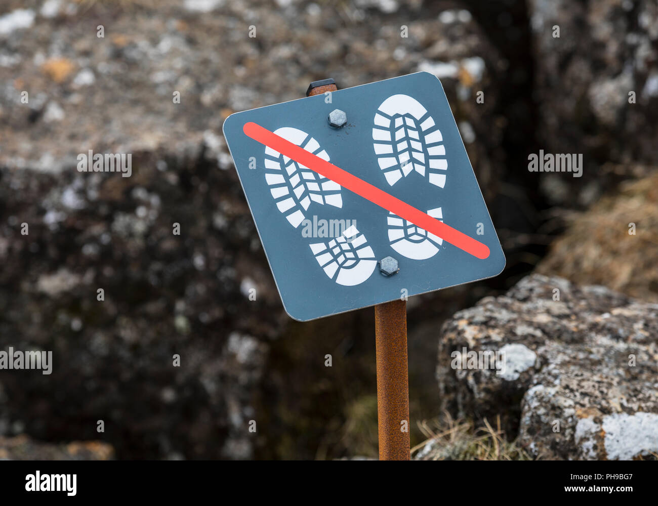 Schritt Verboten Schild in den Nationalpark Thingvellir, Island Stockfoto