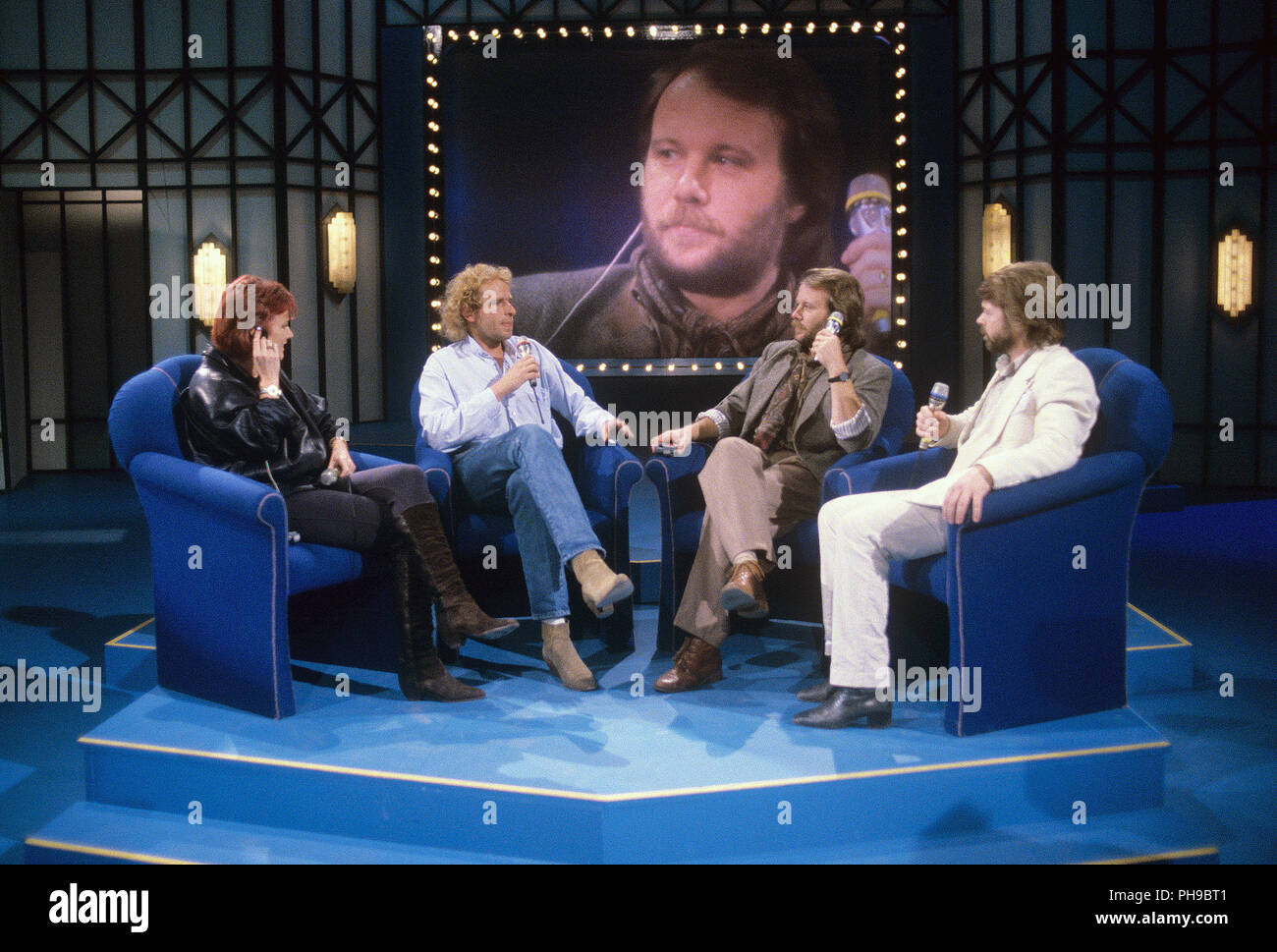 Anni-Frid Lyngstad (l), (r) Björn Ulvaeus und Benny Andersson (2.v.r), ehemaliges Mitglied der schwedischen Popgruppe ABBA im November 1984 bei einer TV-Show mit Host Stockfoto