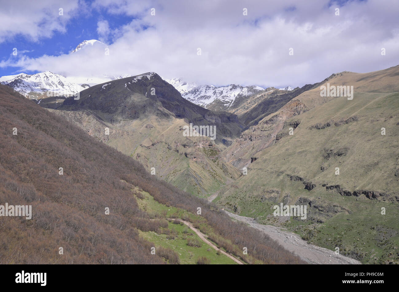 Berge rund um den Berg Kasbek im Kaukasus Stockfoto
