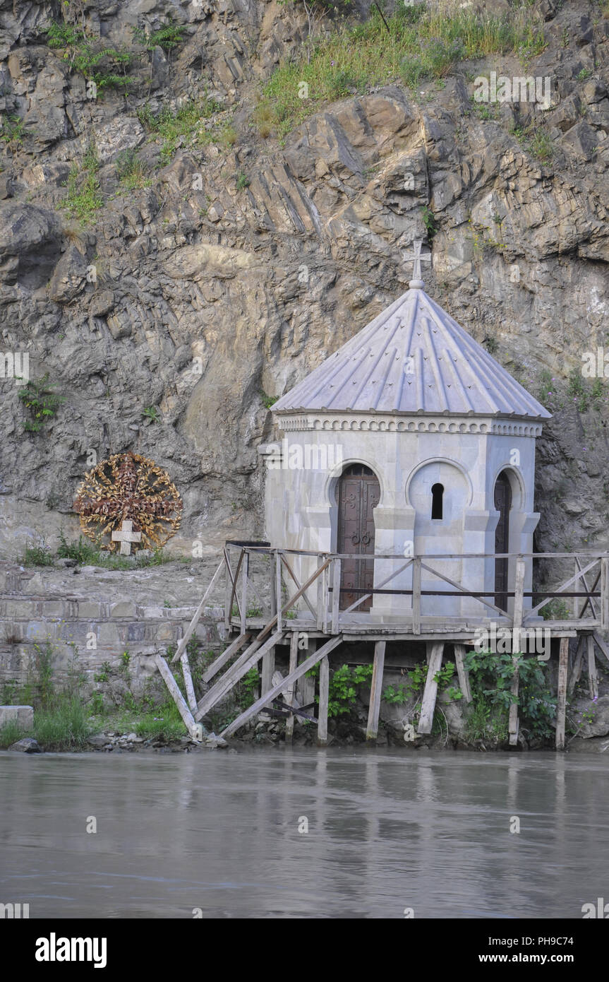 Kleine Kapelle an der Khura Fluss in Tiflis, Georgien Stockfoto
