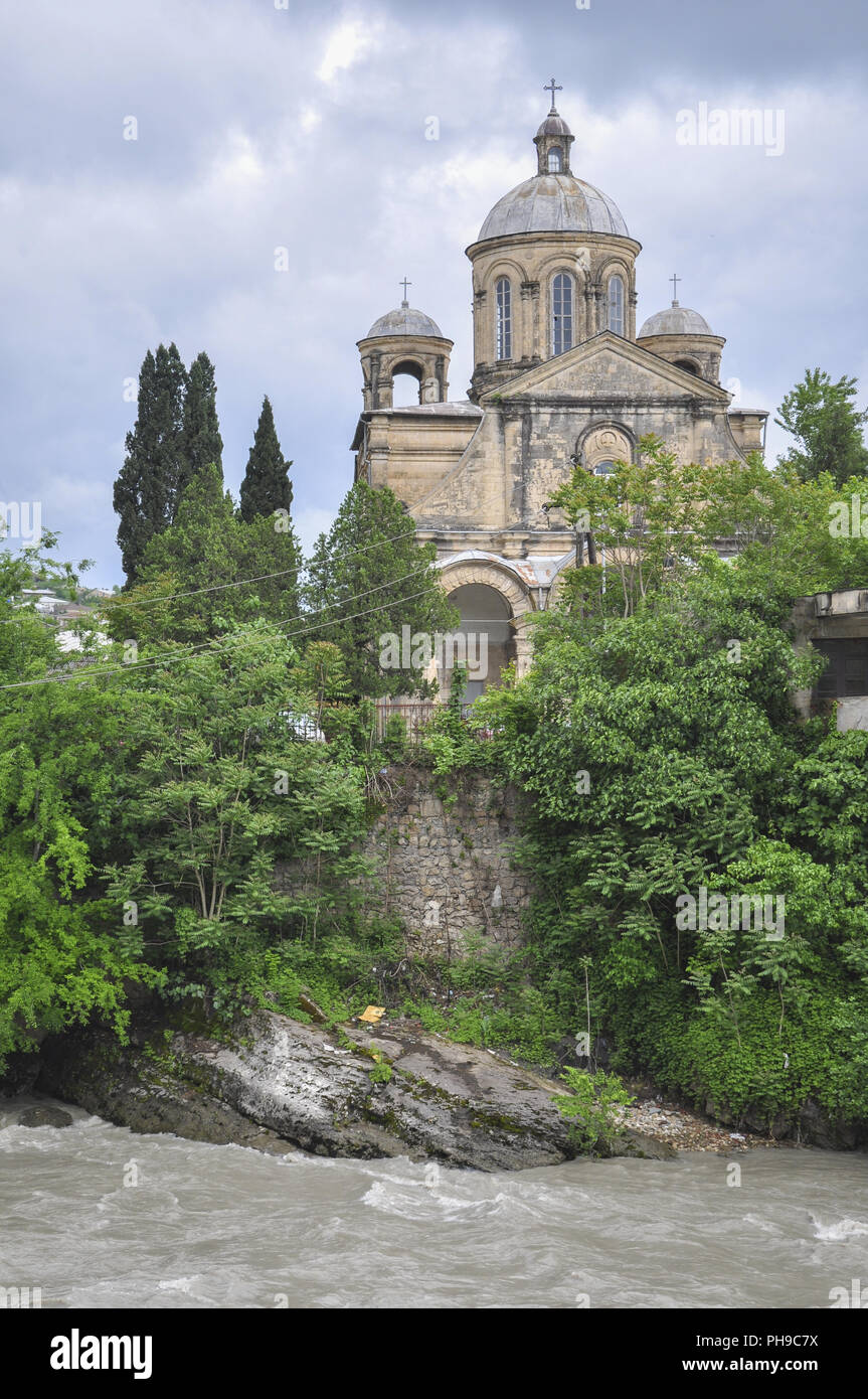 Kirche am Rioni Fluss in Kutaissi, Georgien Stockfoto