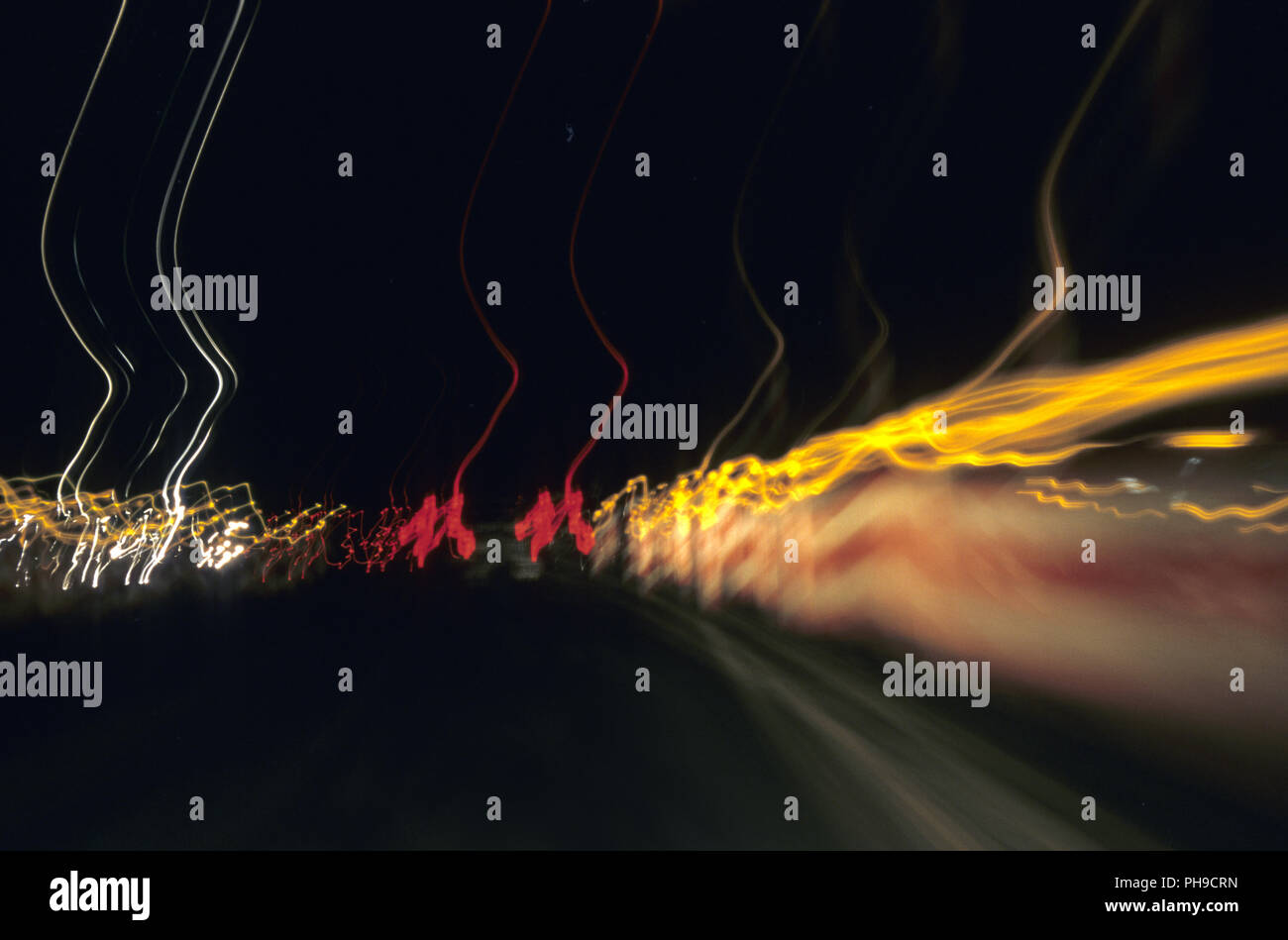 Bremslichter leuchten und Scheinwerfer bei Nacht Stockfoto