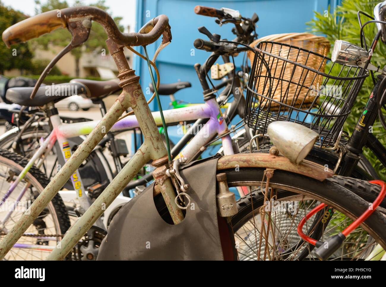 Nostalgische rostiges Fahrrad für Sicherheit gesperrt - close-up Stockfoto