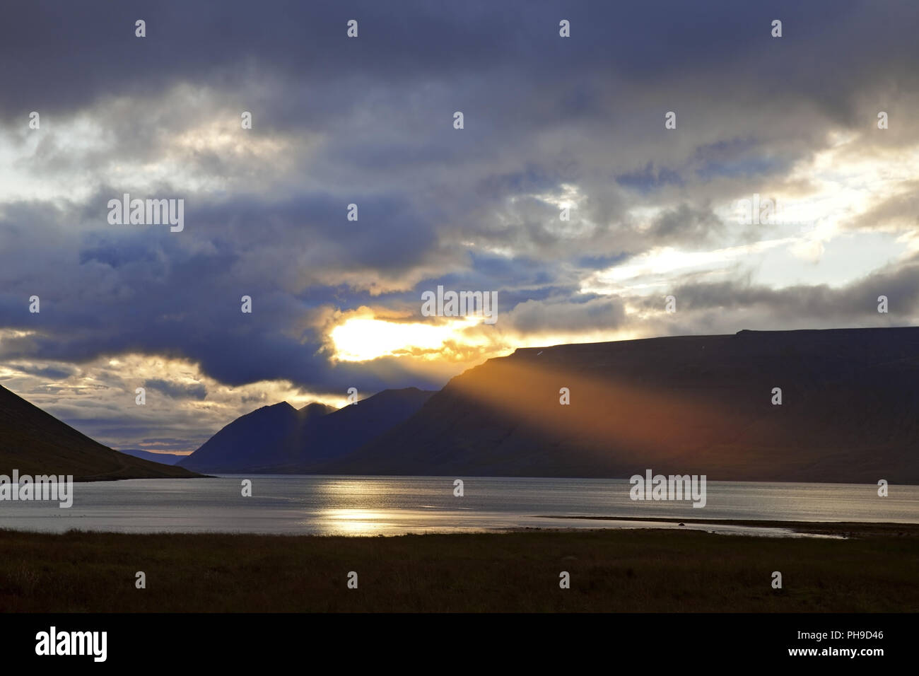 Sunbeam über Arnarfjoerdur, Westfjorde, Island Stockfoto